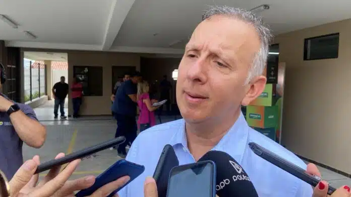 Em nota oficial, Aguinaldo Ribeiro lamenta divulgação na imprensa de conflito familiar