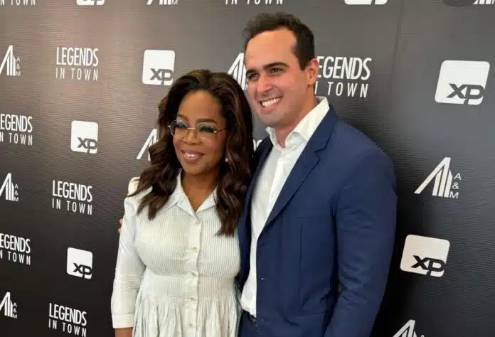 Lucas Ribeiro com a apresentadora Oprah Winfrey – Politica & ETC