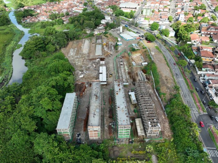 Prefeito inspeciona obras de construção do Complexo Beira Rio, que vai beneficiar mais de 700 famílias