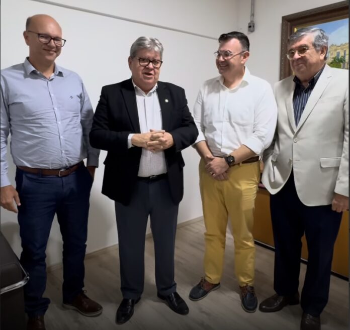 Raniery Paulino comemora a assinatura da ordem de serviço do acesso à UEPB em Guarabira