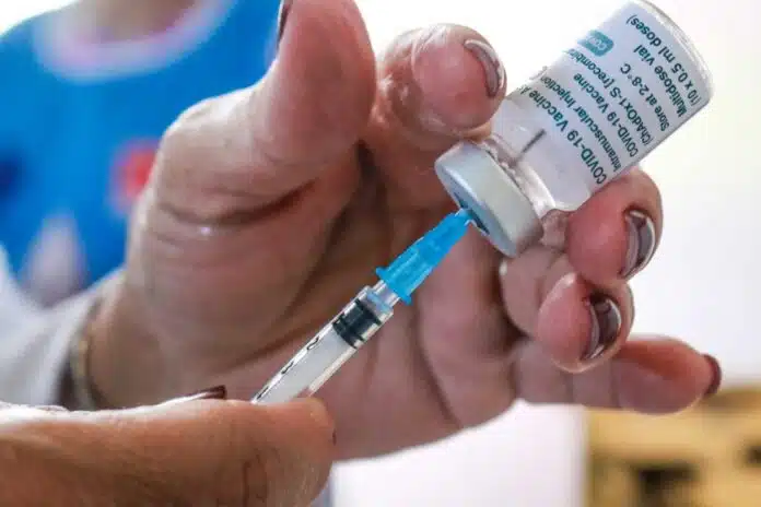 Vacina que protege contra dengue é segura e está disponível em diversos serviços de saúde