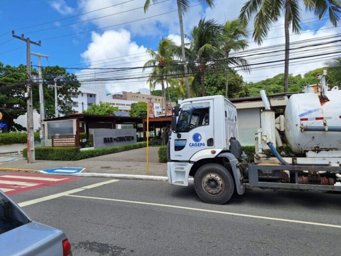 Bar do Cuscuz é flagrado com ligação clandestina de esgoto para o mar do Cabo Branco e pode ser interditado