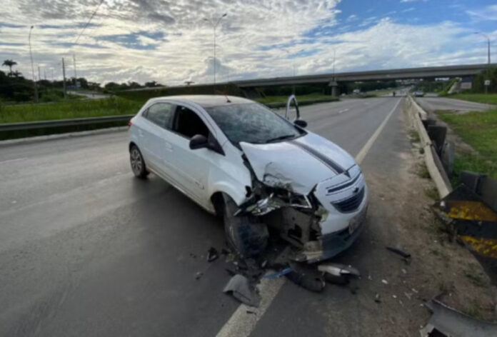 carro mureta na br 230