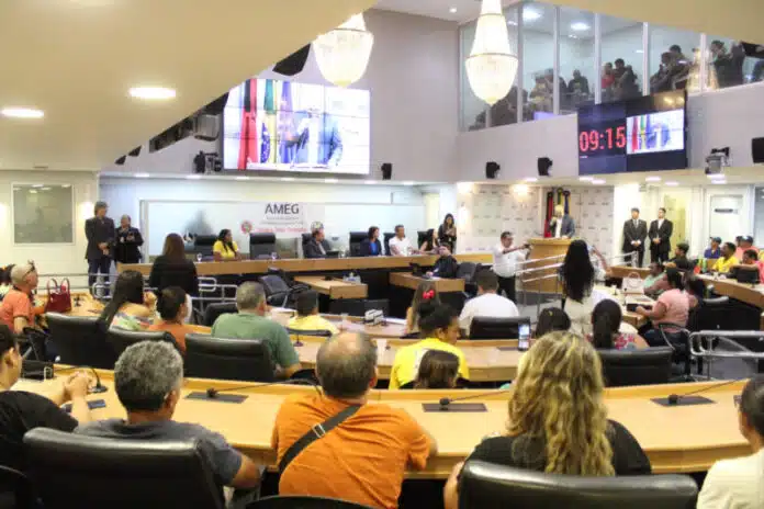 Na ALPB, Hervázio debate organização do trabalho de ambulantes na Paraíba