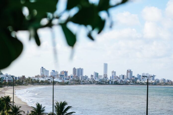 Paraíba tem 20 trechos de praias impróprias para banho neste fim de semana; confira lista