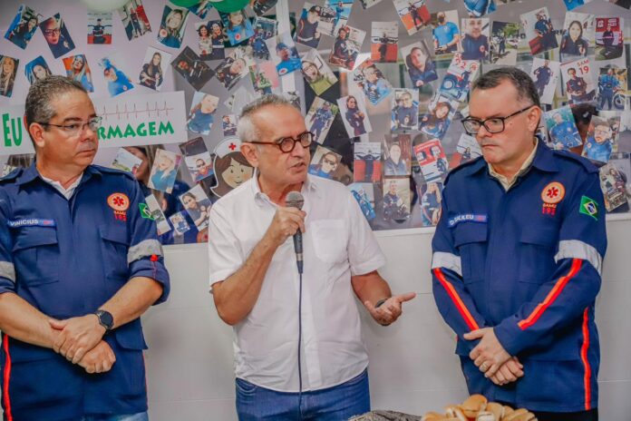 Prefeito celebra Semana da Enfermagem com profissionais do Samu e entrega novos fardamentos e kits para a equipe das motolâncias