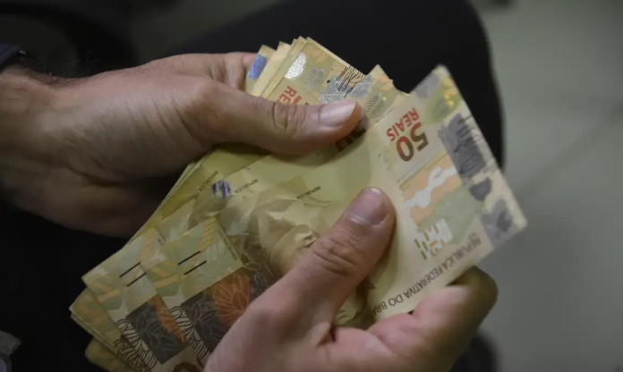Governo libera consulta ao abono salarial, que vai pagar até R$ 1.412 ainda este mês