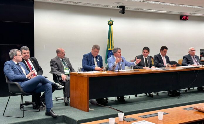Senador Efraim recepciona caravana de prefeitos e várias lideranças em Brasília