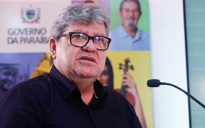João Azevêdo entrega adutora, inspeciona obras e preside o Orçamento Democrático em Princesa Isabel e Itaporanga