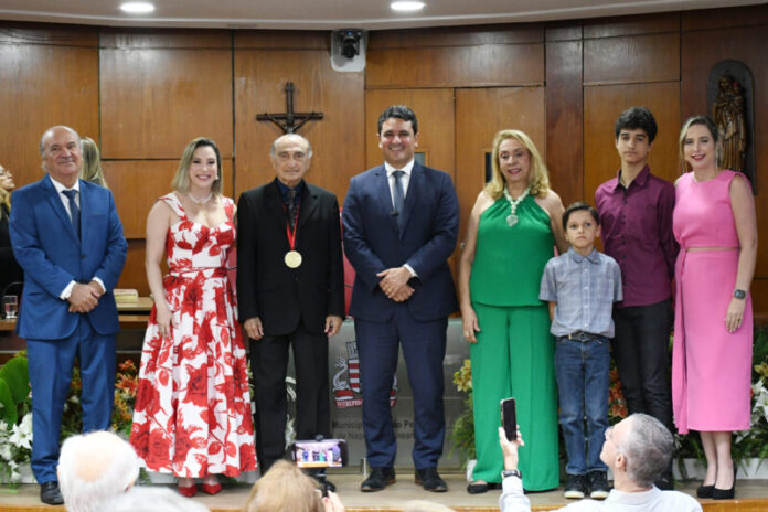 Médico Vilibaldo Cabral de Paulo recebe Medalha Cidade de João Pessoa