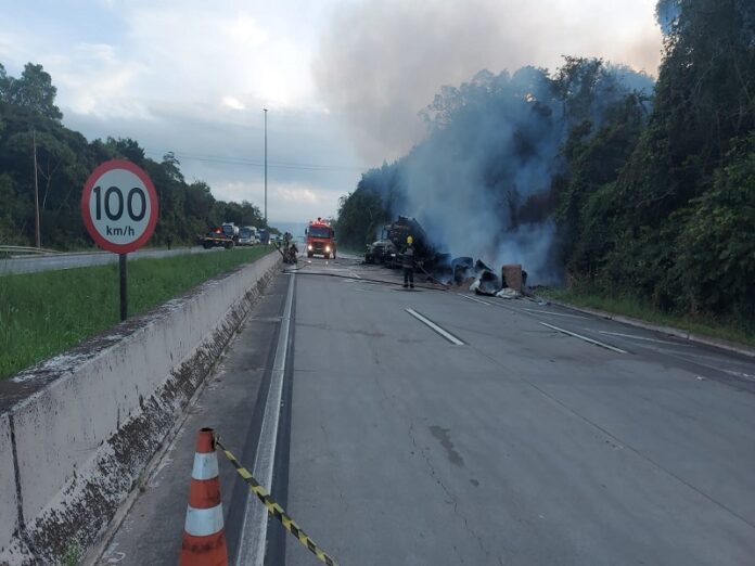 Morre motorista de caminhão que pegou fogo após colisão