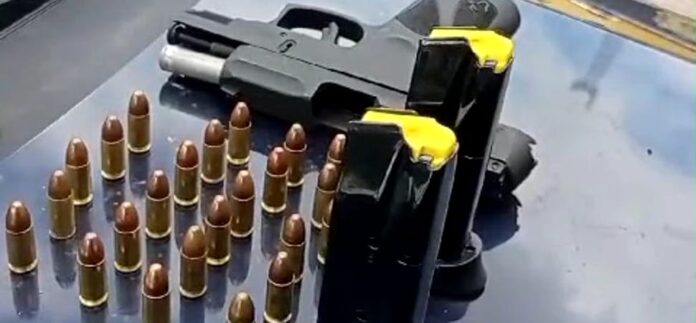 PRF aborda veículo após ocupante jogar lata de cerveja e encontra arma, na PB