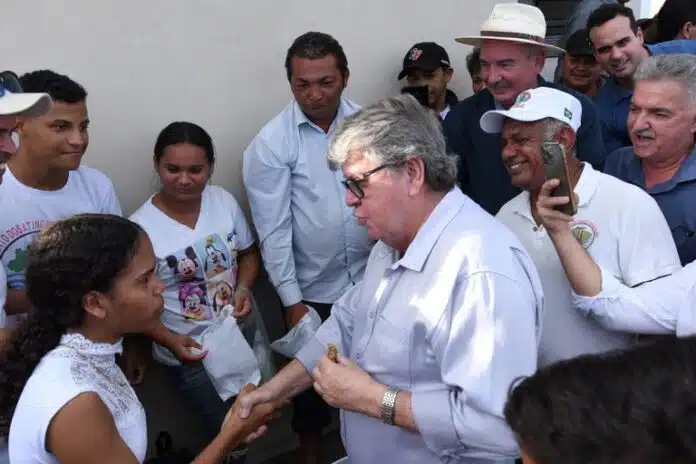 João Azevêdo entrega escola e inspeciona obras de habitação e segurança em Itatuba, Ingá e Itabaiana