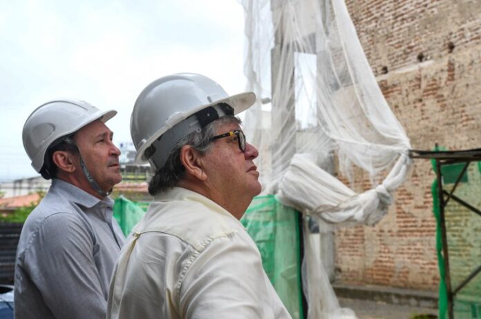 João Azevêdo inspeciona obras de mobilidade urbana, cultura e reforma de prédios públicos em João Pessoa