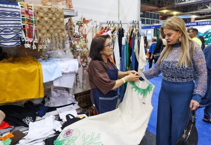 Primeira-dama do Estado prestigia abertura da Fenearte e destaca importância do evento
