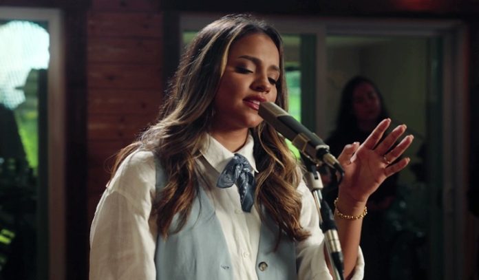 Cantora Julia Vitoria faz apresentação na Conferência da Rede Entre Amigas