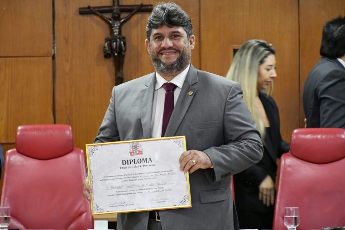 Com propositura de Damásio, CMJP entrega cidadania pessoense a Rômulo Teotônio