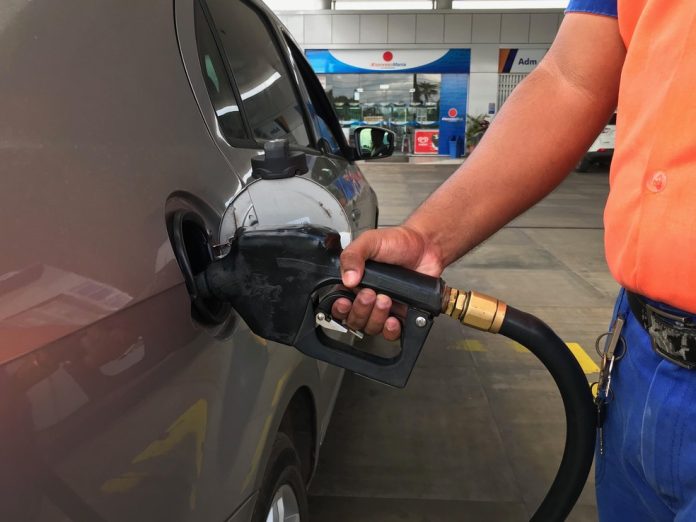 Preço da gasolina se mantém oscilando entre R$ 5,980 e R$ 6,190 na Capital