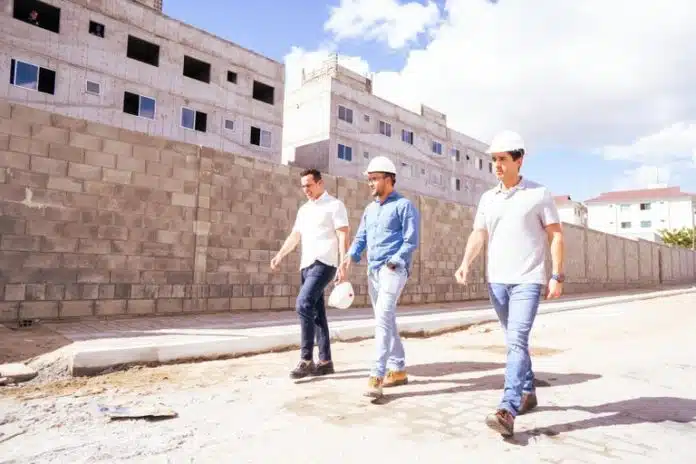 Vice-governador visita obra de unidades habitacionais em CG e destaca compromisso do Governo com a moradia digna