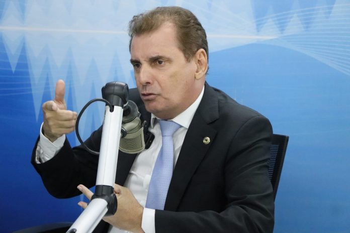 Chico Mendes desiste de candidatura e anuncia Pablo Leitão como substituto