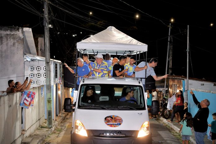 Cícero e Leo percorrem quatro bairros em carreata com grande mobilização