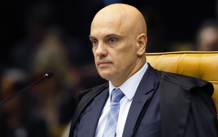 Ministro Alexandre de Moraes cobra R$ 10 milhões de multa para liberar retorno de X