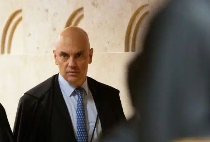 No Senado, oposição entrega pedido de impeachment de Moraes
