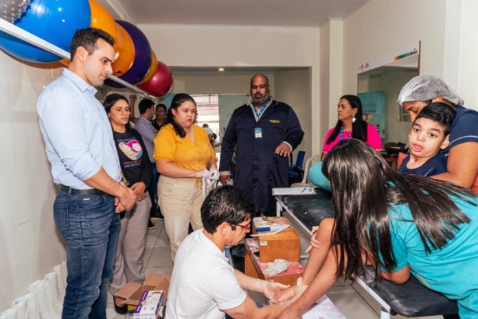Vice-Governador visita Ipesq e acompanha confecção de órteses para crianças com microcefalia, em Campina Grande