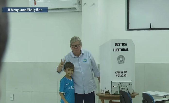 Ao votar, João Azevêdo destaca a festa da democracia e manda um recado: “Não deixe que ninguém decida pelo seu futuro”