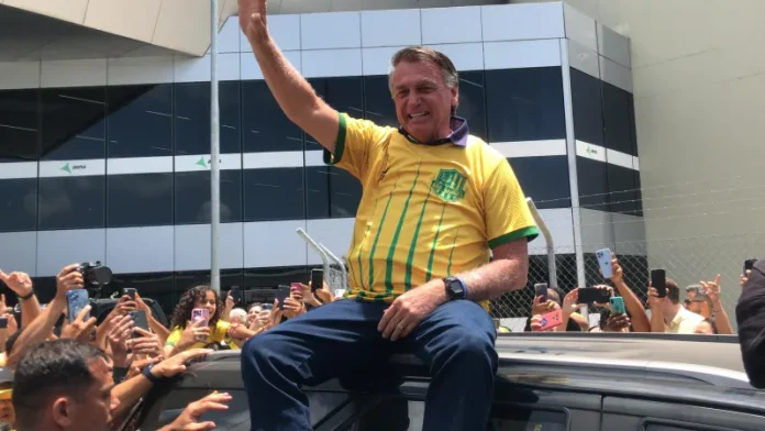Bolsonaro chega a João Pessoa e participa de carreata com Queiroga