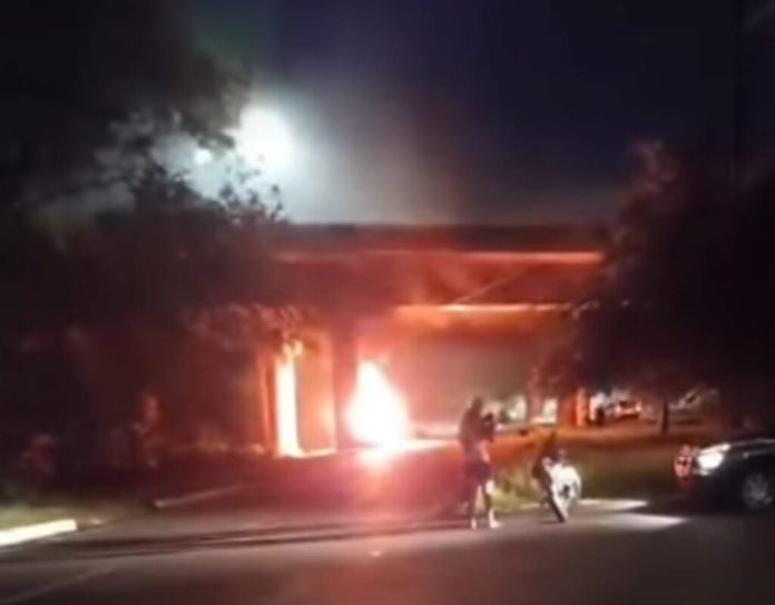 Carro pega fogo após colisão com viaduto na Via Oeste, em João Pessoa