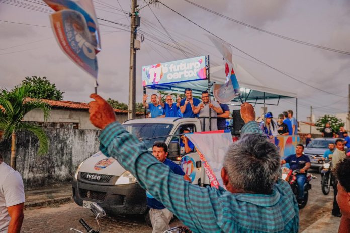 Cícero e Leo realizam carreata que mobilizou moradores, apoiadores e lideranças políticas
