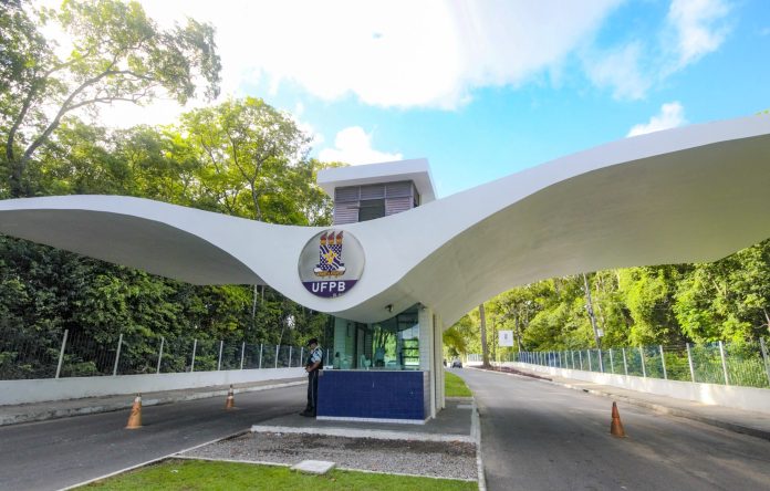 Justiça torna réu diretor da UFPB que proibiu transexual de usar banheiro feminino