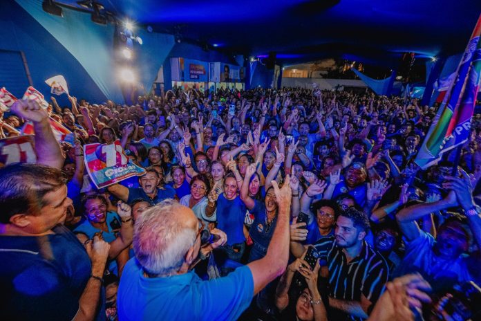 Multidão participa de evento para celebrar adesão de forças políticas em apoio a Cícero e Leo