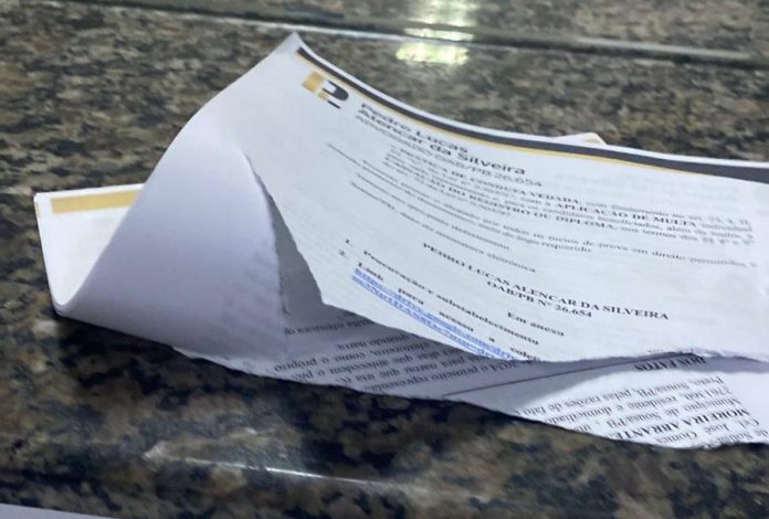 Oficiala tem mandado judicial eleitoral rasgado por prefeito paraibano ao cita-lo