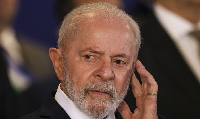Presidente Lula levou cinco pontos na cabeça, após queda