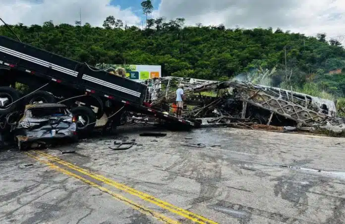 38 pessoas morrem em acidente envolvendo carreta e ônibus na BR-116, em Minas Gerais