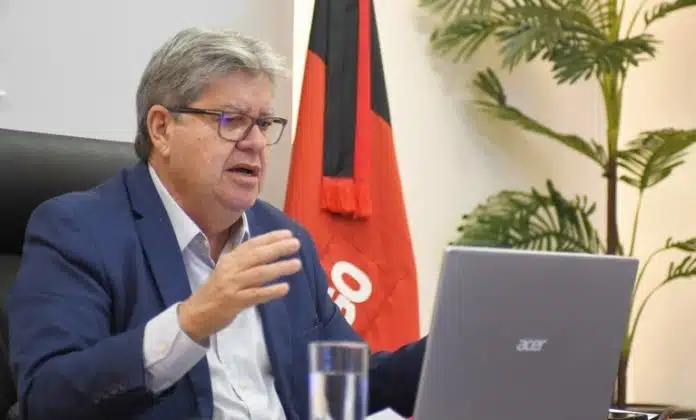 João Azevêdo assina Ordens de Serviço e inspeciona obras da área da saúde em Patos e Cajazeiras
