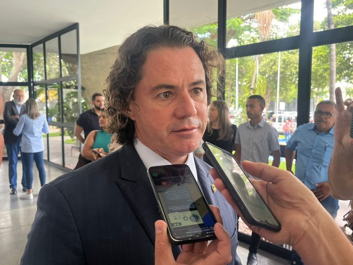 Veneziano cita nomes da oposição aptos para disputar Governo da Paraíba em 2026