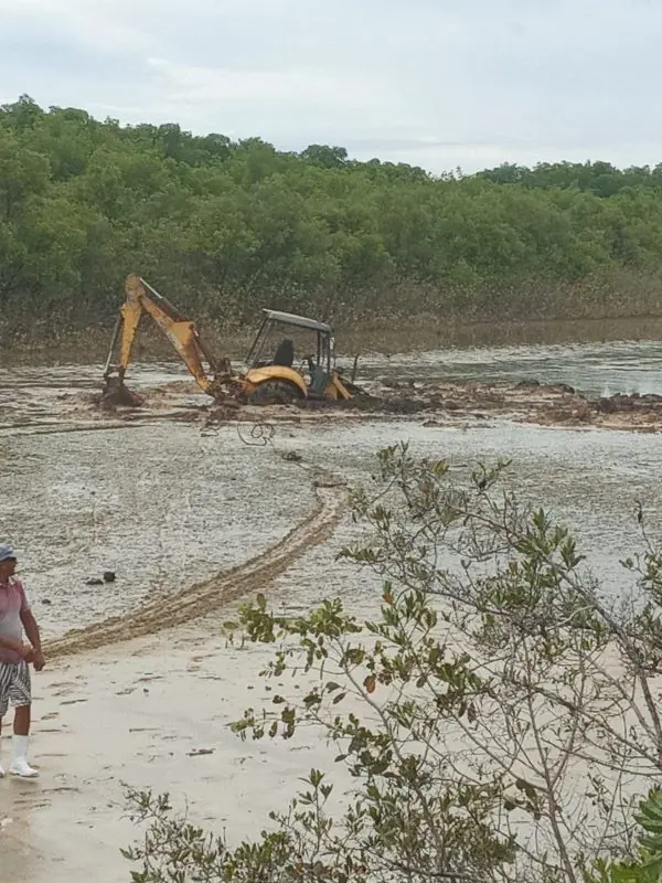 Em Lucena, prefeito está sendo apontado por usar máquinas da prefeitura para uso particular