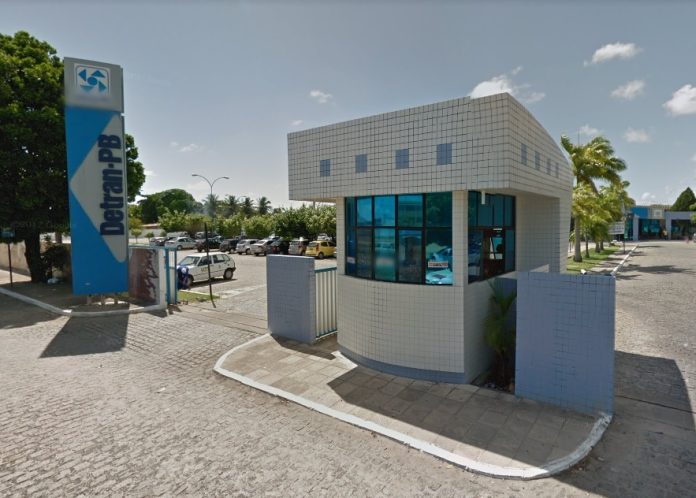 Ex-funcionária do Detran-PB é presa por receptação qualificada de celular furtado
