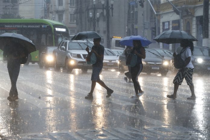 Inmet emite alerta para chuvas e ventos intensos em 146 municípios da Paraíba