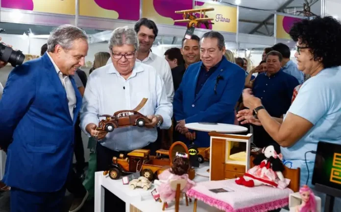 João Azevêdo participa de assinaturas de concessão de microcrédito a artesãos no Salão do Artesanato Paraibano