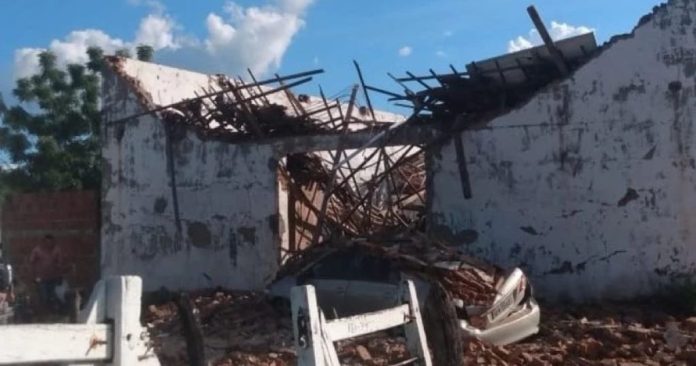 Teto de fábrica desaba e deixa funcionário ferido no Sertão da Paraíba