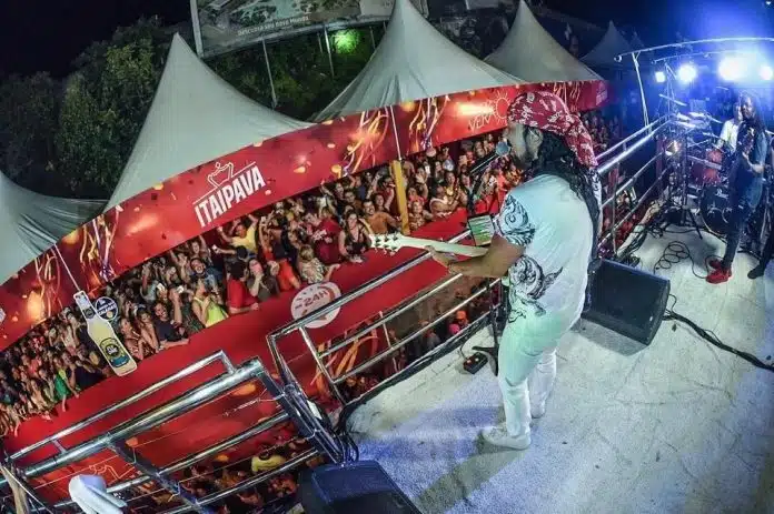 Bloco Vumbora dá início ao Via Folia com o cantor Bell Marques arrastando multidão na Epitácio Pessoa
