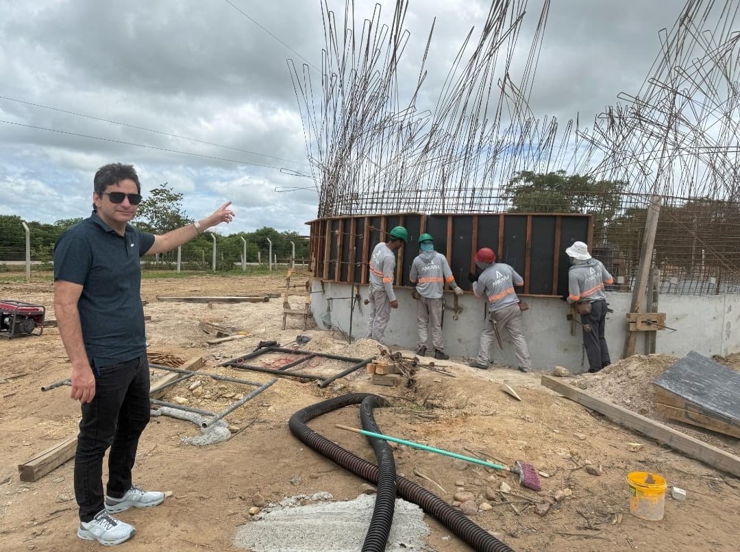 Em Teixeira, Murilo Galdino constata avanço na retomada das obras da Adutora do Pajeú