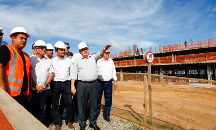 João Azevêdo e ministro Celso Sabino acompanham obras no Polo Turístico Cabo