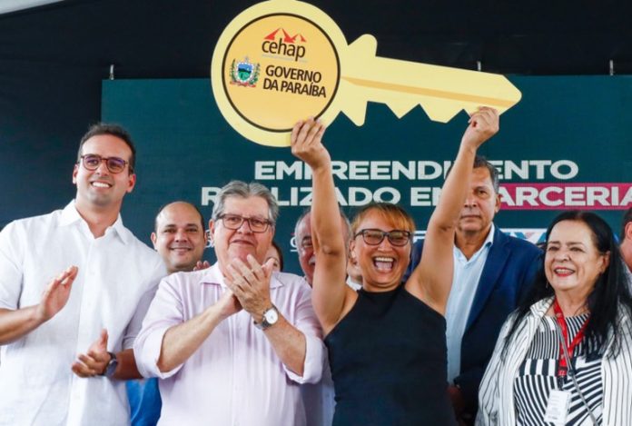 João Azevêdo entrega residencial em CG e garante moradia digna para 144 famílias