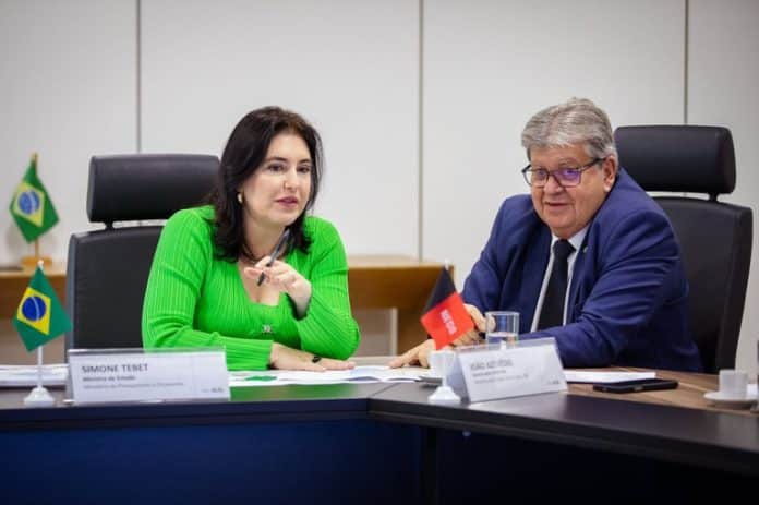 João Azevêdo se reúne com ministra Simone Tebet e participa de lançamento de projeto de expansão de energia limpa