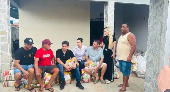 Murilo Galdino entrega cestas básicas para famílias afetadas por alagamento em Baía da Traição